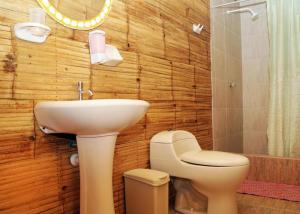 曼克拉阿奎玛尔住宿加早餐旅馆的一间带水槽和卫生间的浴室
