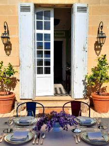 BayonChateau Tanesse de Tourny的门前带盘子和餐具的桌子