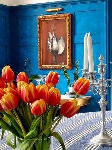 BayonChateau Tanesse de Tourny的蓝色房间中一幅红色郁金香,上面有绘画作品