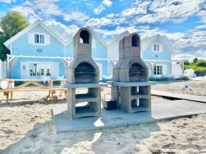 梅尔诺BALTIC FAMILY Premium的沙滩上的房屋,在沙滩上烧烤