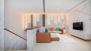 迪拜Exclusive Retreat GLOBALSTAY's New 3BR Townhouse with Private Pool的一间带床和电视的客厅