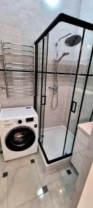 捷尔诺波尔Центр Апарт的带淋浴的浴室内的洗衣机