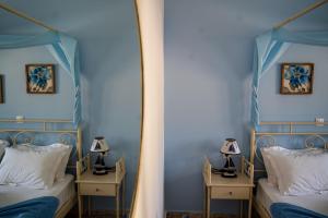 Livadi AstypalaiasGiasemi Room No 5 Astypalea的一间卧室设有两张床和两张台灯。
