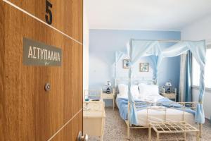 Livadi AstypalaiasGiasemi Room No 5 Astypalea的一间卧室配有一张带天蓬的床