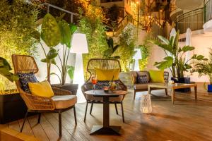 伊维萨镇Hotel Vibra Marítimo的客厅配有椅子、沙发和植物