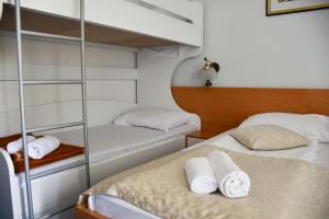 赫瓦尔Hotel Sirena Hvar的一间卧室配有两张双层床和毛巾