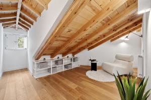 马德里CATERINA Leonor的客厅拥有白色的墙壁和木制天花板。