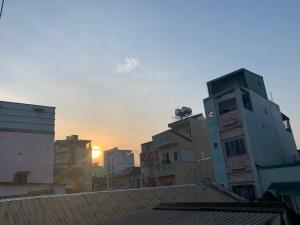 胡志明市Elegant Homestay Sai Gon - District 3的一组建筑,背景是日落