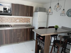 格拉纳达Condominio Palma Real的厨房配有木制橱柜和台面