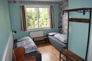 奥斯陆HI Oslo Haraldsheim的小房间设有两张床和窗户