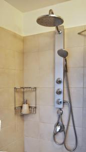Mevasseret ZionPeled House of Art的浴室内配有淋浴和头顶淋浴