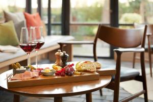 汉堡阿尔斯特维迪纳酒店的一张桌子,上面放着一盘食物和一杯葡萄酒