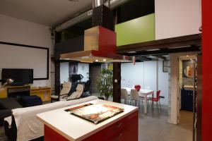 马德里Duplex en Chamberi Osoteca的客厅配有沙发和桌子