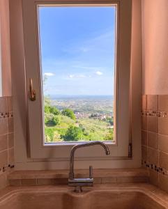 Uzzano伊尔博尔戈德利阿布鲁阿桂米度假屋的带大窗户的浴室内的盥洗盆
