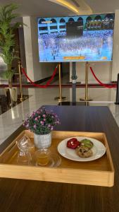 吉赞فندق النزيل الذهبي - Golden Guest Hotel的桌上装有一盘食物的托盘