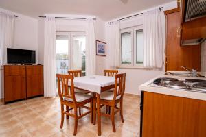 洛帕Salvija Apartments的厨房配有桌椅和水槽