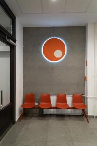 布达佩斯Equity Point Budapest的等候室里一排橙色椅子
