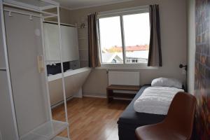 奥斯陆HI Oslo Haraldsheim的小房间设有一张床和浴缸