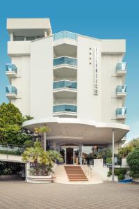 利多迪耶索罗大西洋酒店的一座白色的建筑,前面有楼梯