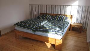 葡萄酒之路上的诺伊施塔特Winzeranwesen - Weingut Christian Eberley - Haupthaus I MINDESTAUFENTHALT 3 NÄCHTE - MINIMUM STAY 3 NIGHTS的一间卧室配有带绿色和白色枕头的床