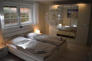 施托尔贝格Ferienwohnung JaRa 1的一间卧室配有一张床和一面大镜子