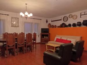 FradesGerês e Cabreira - Casa Alexandrina Vilar的客厅配有床和桌椅