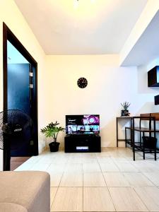 马尼拉Mey’s Condo in Pasig - 1BR with Balcony的客厅设有壁挂式平面电视。