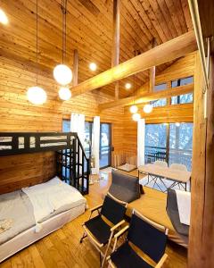 Saikubo-PaprumBase北軽井沢- 高台に佇む一軒家貸別荘とテントサウナ11名まで可的小屋内一间卧室配有双层床和椅子