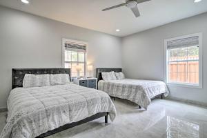 布朗斯维尔Cozy Texas Gulf Coast Vacation Rental with Patio!的一间卧室配有两张床和吊扇