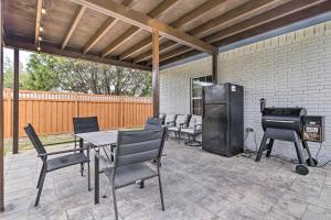 布朗斯维尔Cozy Texas Gulf Coast Vacation Rental with Patio!的一个带烧烤架和桌椅的庭院