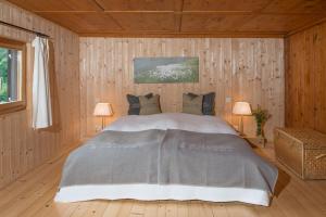 CampoBoutique Hotel Locanda Fior di Campo的木制客房内的一间卧室配有一张大床