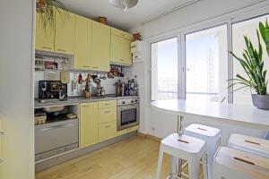 巴黎Charming flat nearby the Ourcq Canal - Paris - Welkeys的厨房配有黄色橱柜和白色台面