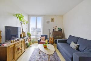 巴黎Charming flat nearby the Ourcq Canal - Paris - Welkeys的客厅配有蓝色的沙发和电视