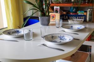 巴黎Charming flat nearby the Ourcq Canal - Paris - Welkeys的一张桌子,上面放着四个蓝白碗和勺子