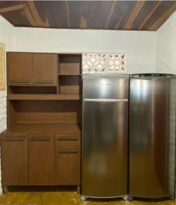 MaxaranguapeCasa Pé na Areia Maracajau的厨房配有不锈钢冰箱和木制橱柜