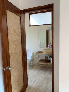 锡瓦塔塔内霍Luana suites- Suite Koya的一间带卫生间和镜子的浴室