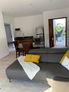 锡瓦塔塔内霍Luana suites- Suite Koya的客厅配有沙发和桌子