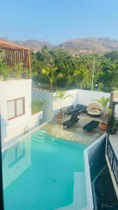 锡瓦塔塔内霍Luana suites- Suite Koya的享有房屋景致的游泳池