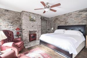 哈珀斯费里轻马住宿加早餐旅馆的石墙卧室配有一张床和一个壁炉