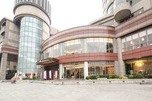 台北北投南丰天玥泉温泉会馆的一座拥有许多窗户的大型建筑