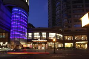 台北北投南丰天玥泉温泉会馆的紫色点亮的建筑