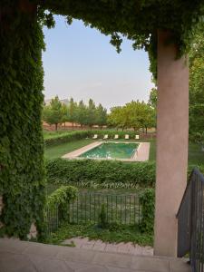 莫拉塔利亚Hotel Rural Casa Pernías的公园内游泳池的景色