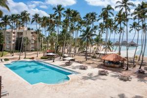 璜多里奥Hotel Casa Hemingway的享有度假村的空中景致,设有游泳池和棕榈树