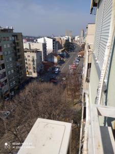 VoždivacApartman 9的阳台享有城市街道的景致。