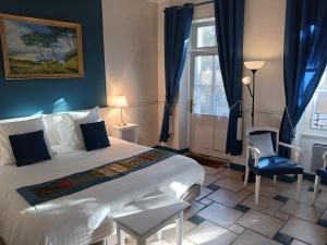 伊苏丹HOTEL LA COGNETTE A 25 Kilomètres de Châteauroux et 30 Kilomètres de Bourges的一间设有大床和窗户的酒店客房