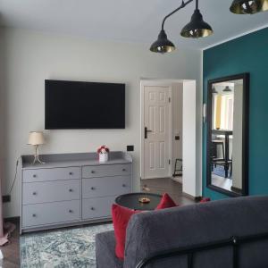 约纳瓦Apartment Secret的客厅配有沙发和墙上的电视