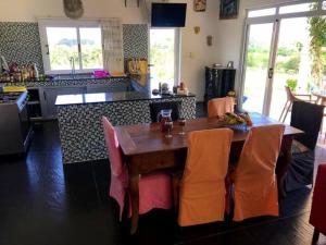 贝隆布尔Bel ombre's Panoramic view的厨房配有带橙色椅子的木桌