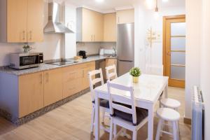 布埃乌Apartamento Solpor Bueu的厨房配有桌椅和微波炉。