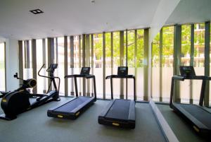 阿克拉Splendid Apartments @ The Lennox的健身房设有数台跑步机和椭圆机