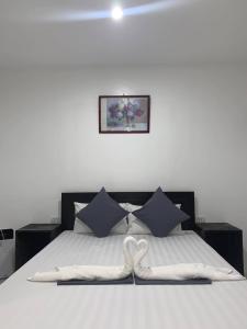 莫阿尔博阿Fil's Resort的一间卧室配有一张带两个天鹅的床